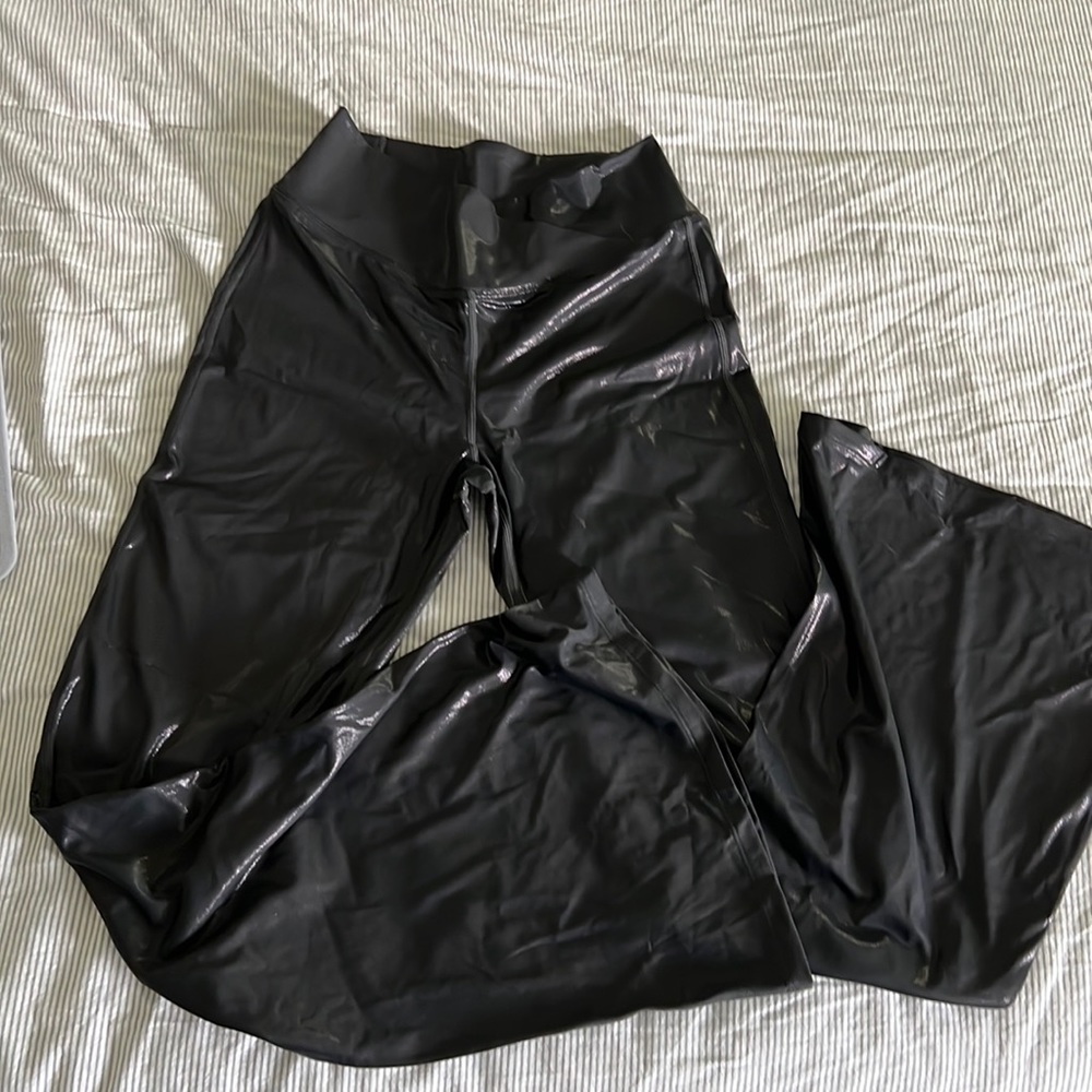 Shimmer flat legged leggings from halara with crossed waist band. Size medium.